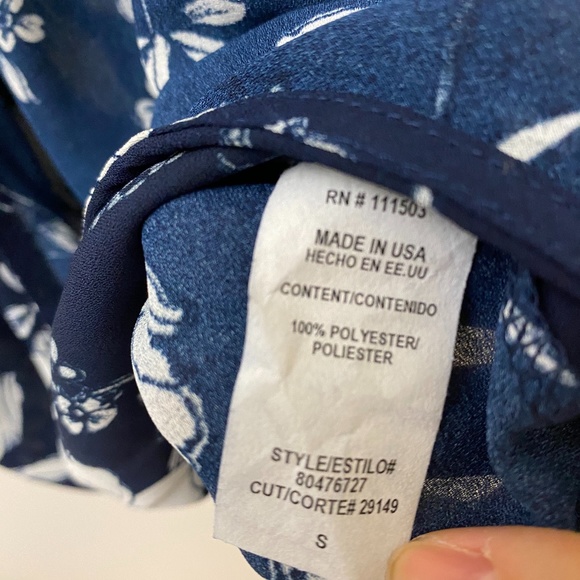 TOBI Navy and White Floral V Neck Top - Picture 4 of 4